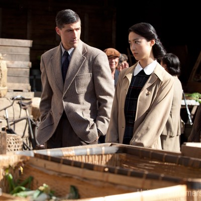 Matthew Fox and Eriko Hatsune as General Bonner Fellers and Aya Shimada